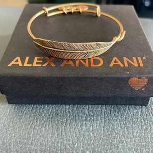 RETIRED Alex & Ani Feather bracelet. 🪶🤎
